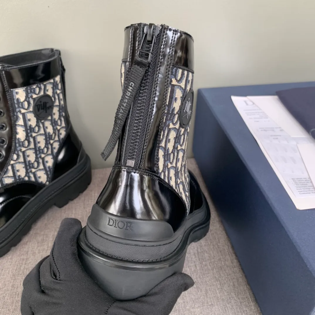 [DIOR] Top P: 920💰 Number of yards: 39~44 (38.45 custom-made, non-refundable) Dior Dior~ Winter series, original 1:1 development Casual men's leather shoes Made with heavy investment, shoes and boots are made of imported cowhide + imported Dior special fabric Not easily deformed black cowhide lining Dior large hardware inlay Original TPU vacuum outsole, black cowhide Black open edge beads Military green suede Black suede Khaki suede leather is crafted by a large factory, and the perfect product is only prepared for you who know your taste! Any comparisons are welcome.
